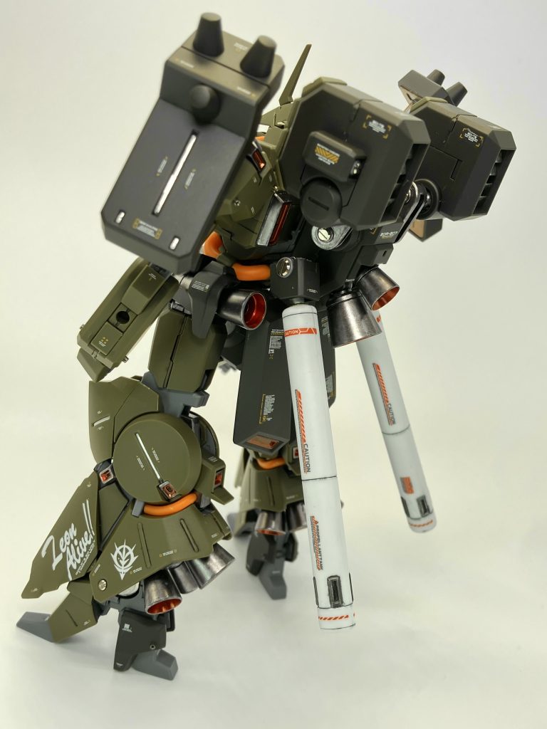 左脚部にはA.O.Zデカールシートより「Zeon Alive!!」&ジオンマークを🥳　しかし、近すぎて少しうるさいかも🤣