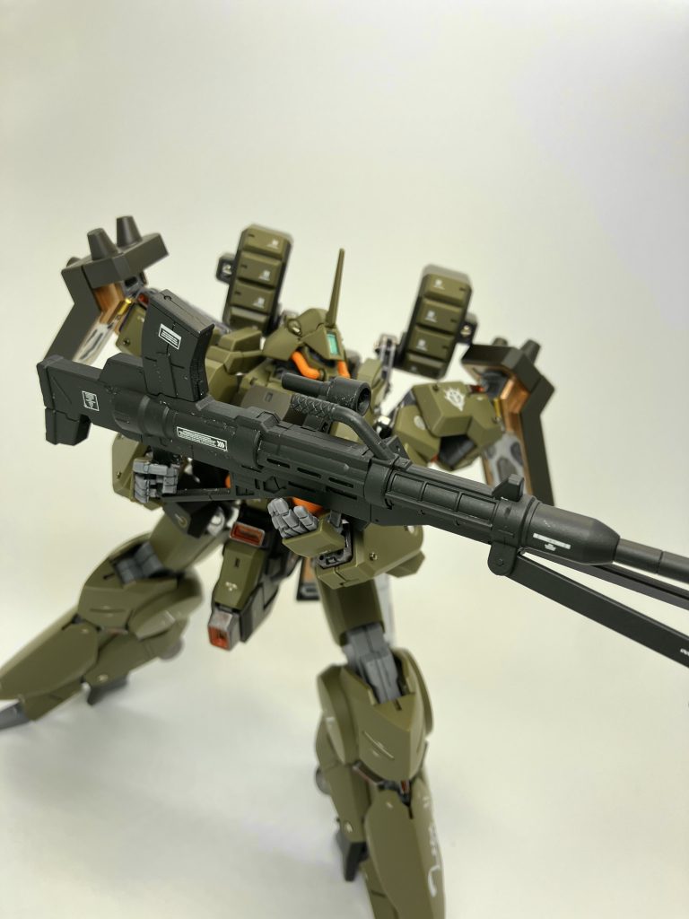 左手にフォアグリップを握らせると上手くポーズ出来ずにこんな感じで🥳