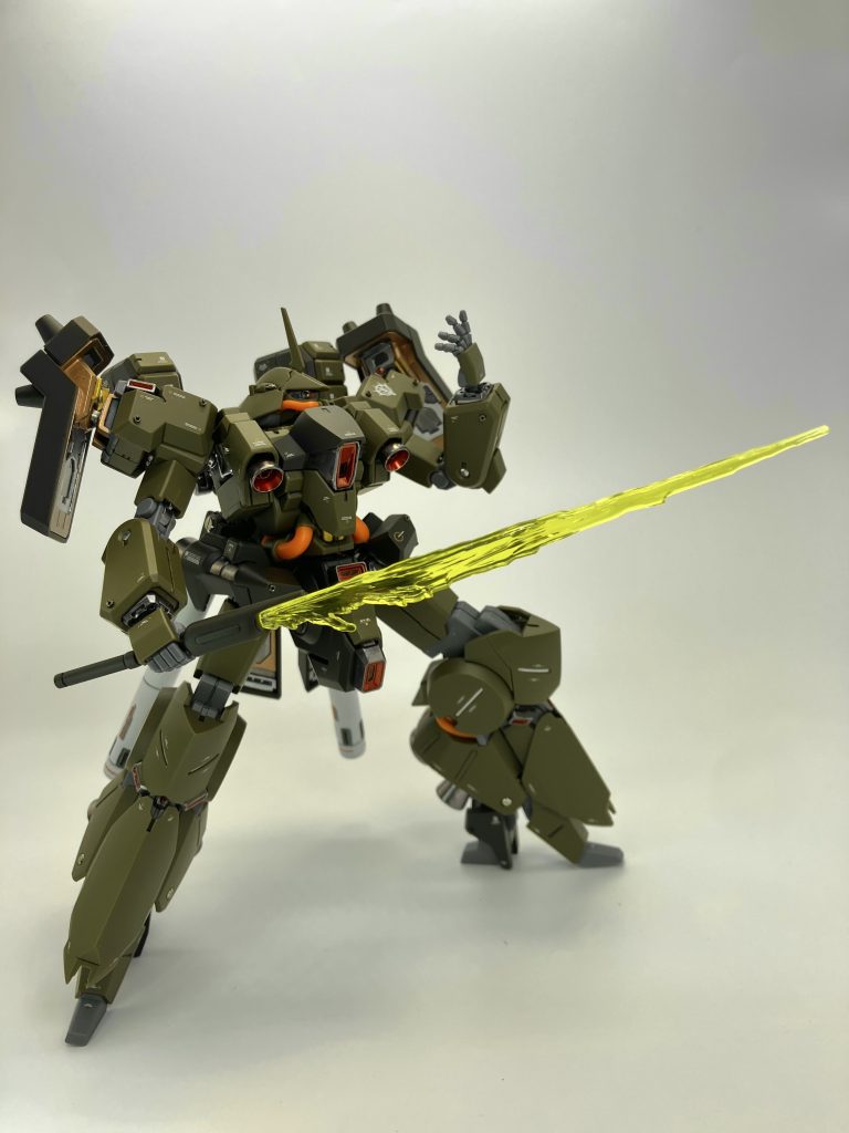 武装は、ビームライフルにこのビームサーベル、白兵戦も様になる😋　手首パーツは両手に、握り拳、武器持ち手、銃握り手、平手と豊富👍😚