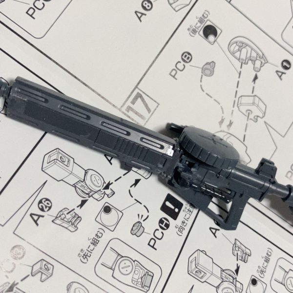 今回制作したザクⅠ用に作ったオリジナル武器の補足になります。主にミキシング制作したアサルトタイプのザクマシンガンとフルスクラッチのジャイアントバズの二点の画像です。初めはノーマルのジャイアントバズを装備させる予定でしたが、ここまで来たらフルスクラッチしちゃおうかなって無駄に張り切った結果です笑また、こことは別でオリジナル武器投稿でも個別で投稿しようと思いますので、その際は見ていただければ幸いです。（2枚目）