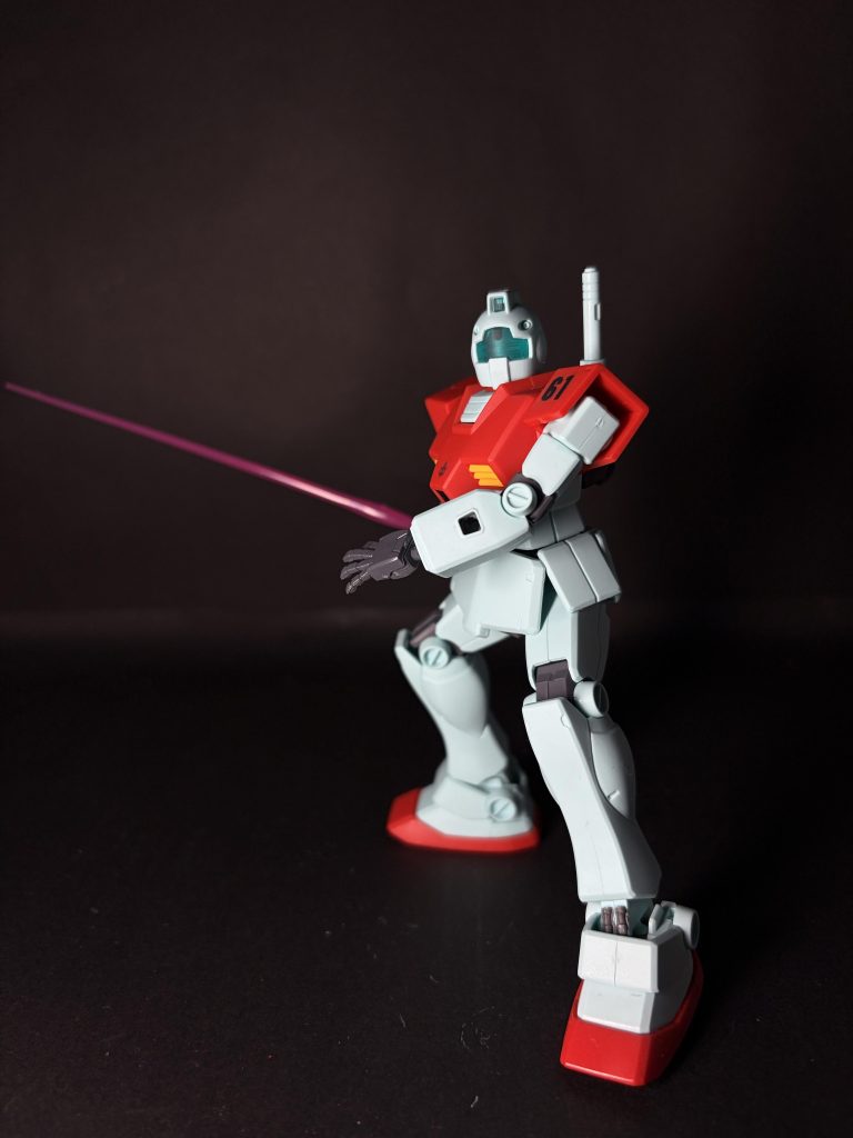 ジムの付属のビームサーベルに1.5mm穴を開けて、サーベルエフェクトをつけれるようにしてます…が、見えないですね笑