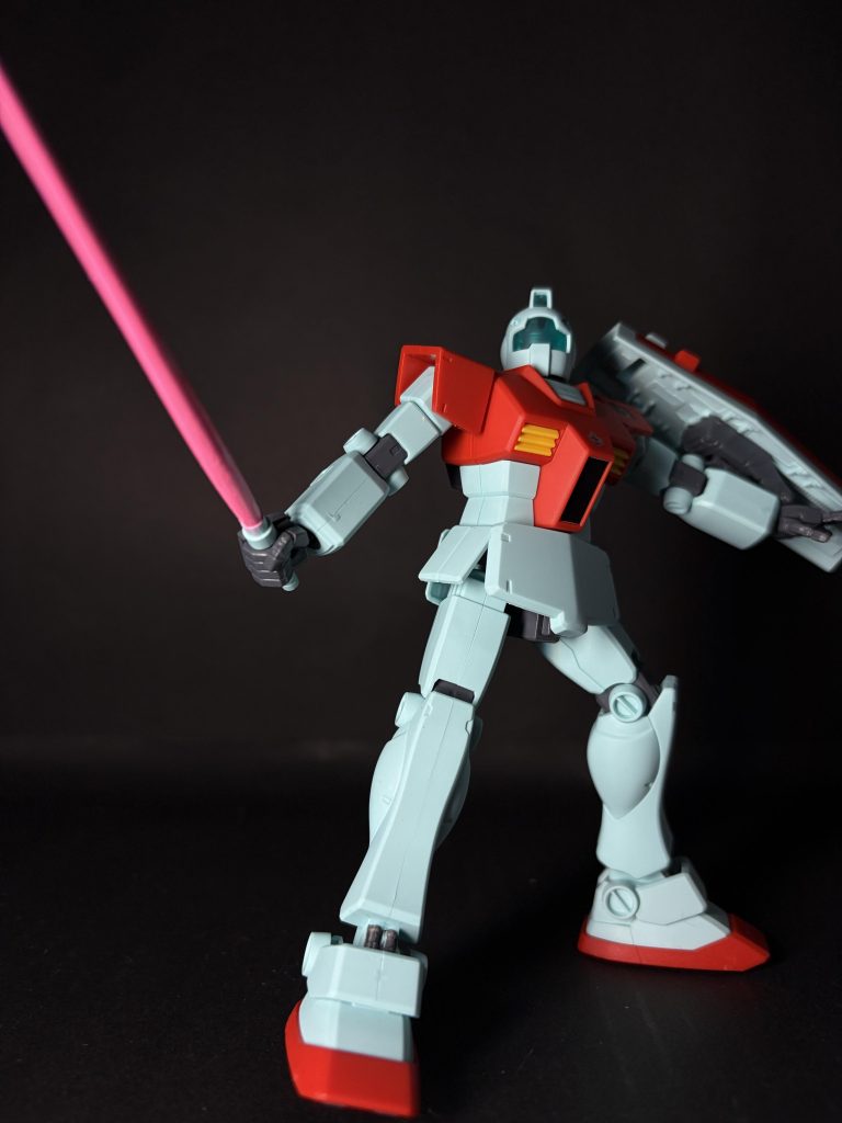 元々ついてた方のサーベル。一応ガンダムマーカーの蛍光ピンクで塗りました。半透明の方が好みです。