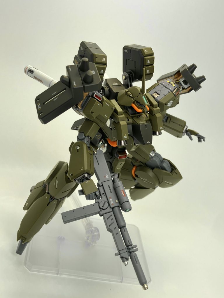 頭部のクリアーパーツは表面を研磨➡️裏側からホロマーカーです🥴　モノアイはアルミプレート＆メタリックシール＋レジン液、定番ですね🤩