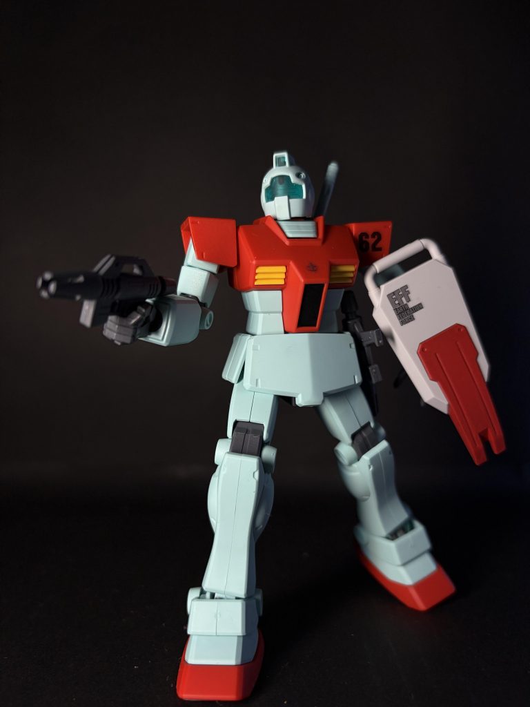 陸戦ガンダムからシールドを持ってきました色はガンダムマーカーの赤で塗っています