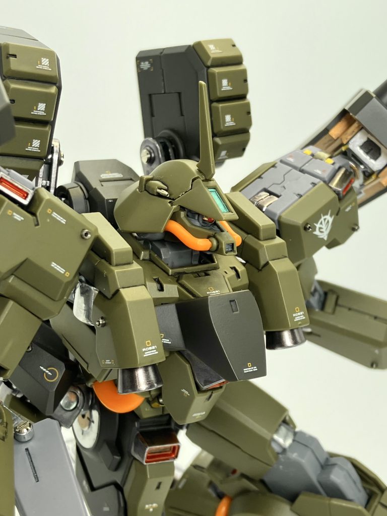 1/144ながら巨躯で関節はしっかりと💪　また、接続はRG2.0よろしくダボを回転させたりとポロりしにくい仕様ですね🥴