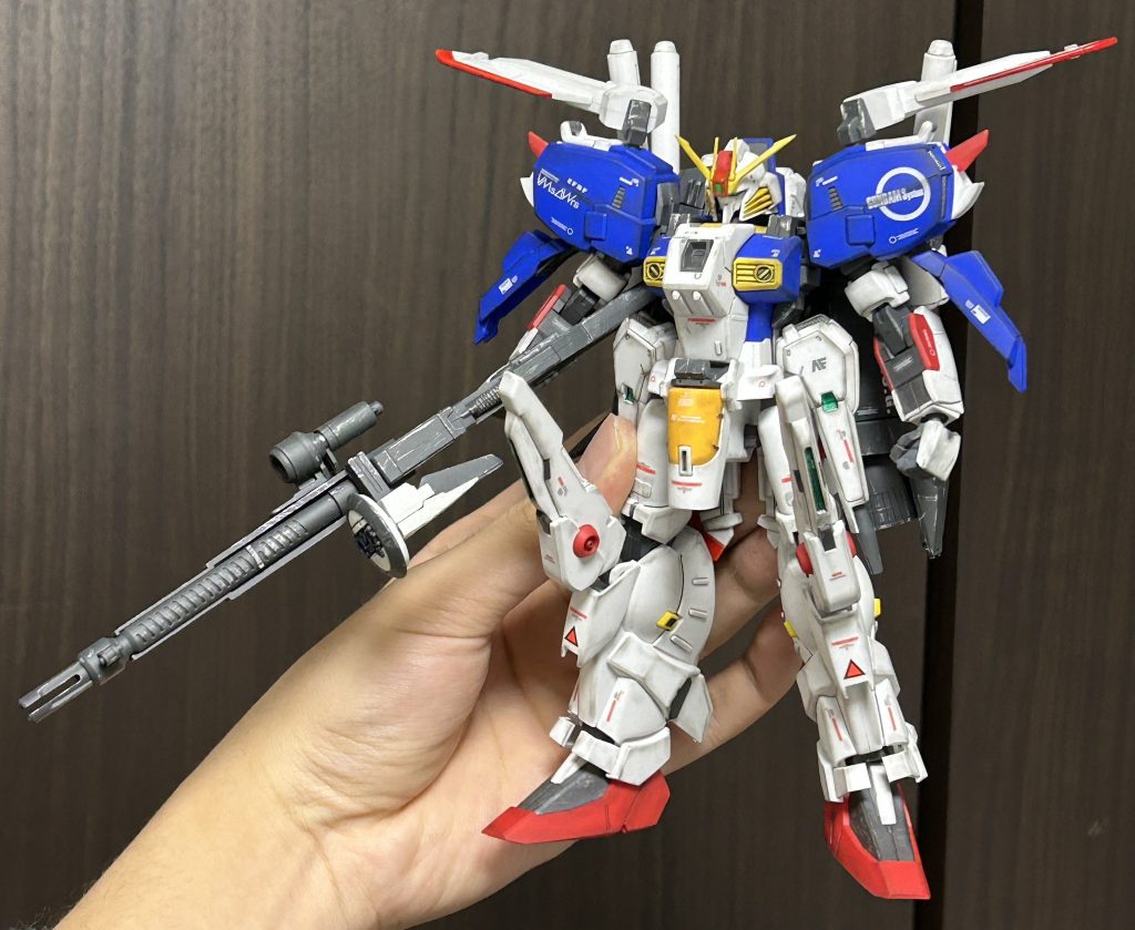 全身Ex-SはHGUCの中でもかなり初期に発売されたキットなので稼働範囲と色分けが絶望的ですが、造形は神レベルなのでちゃんと塗り分ければめっちゃかっこよくなります。これは部分塗装とキット付属のデカール貼りとウェザリングとつや消しの成形色仕上げ。ウェザリングは確かタミヤのウェザリングマスターです。