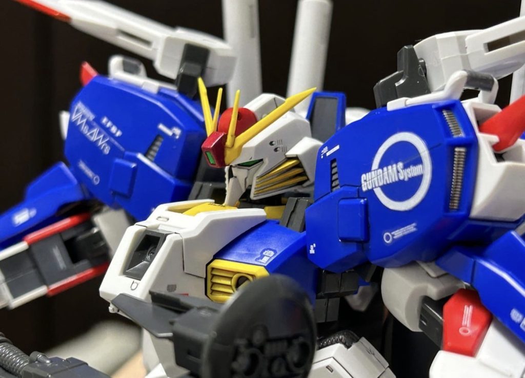 つや消しとウェザリング前のバストアップ綺麗め仕上げでも良かったなぁ肩のデカールはキット付属のマーキングシールの余白をギリギリでカットして使ってます。