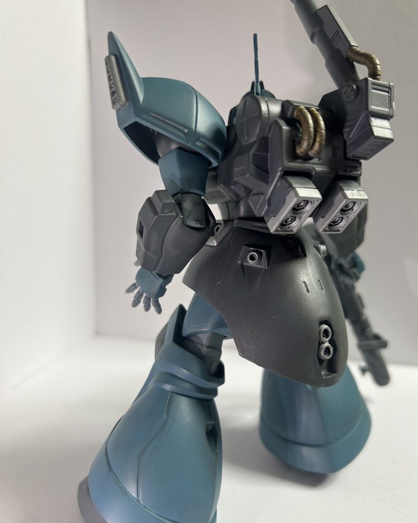 フレーバーストーリー的には、ストレイドッグ隊のお話。…ぶっちゃけ結構前過ぎて自分でどんなこと書いてたか覚えてなかったのだ…！以前高機動型ザクを作った時にはキャラの名前自体は考えてたけど、人物像は全く無し…！その辺は行き当たりばったりで…！ストーリー的にはあまり踏み込んで書いてませんがね…齟齬を出さないようにするのが難しい…！まぁ、この機体のパイロットは名前しか出てこないのですけどね〜