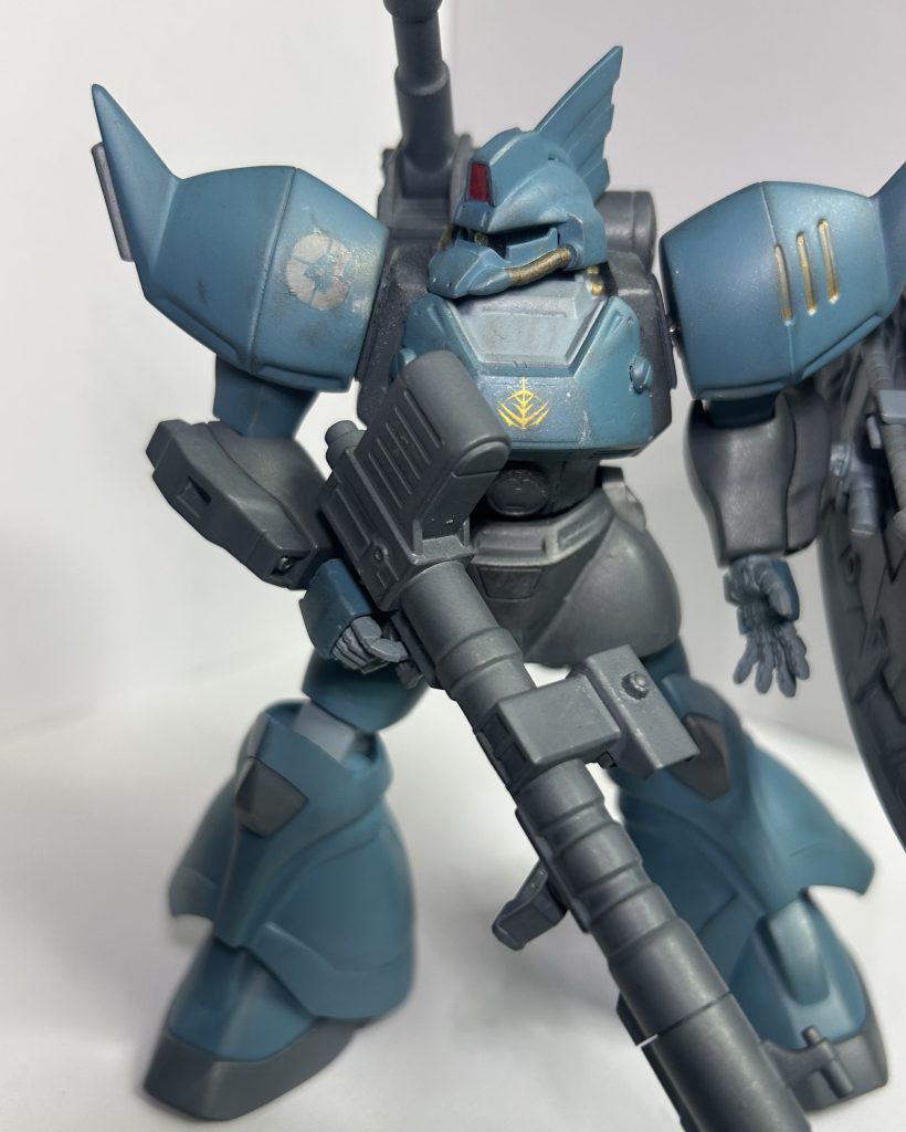 カラーリング。メインにインターミディエイトブルー。胴体等にはジャーマングレー。スラスター等にはシルバーリーフ。関節にはダークグレイゴースト。ポイントに金マーカーを入れてみました。