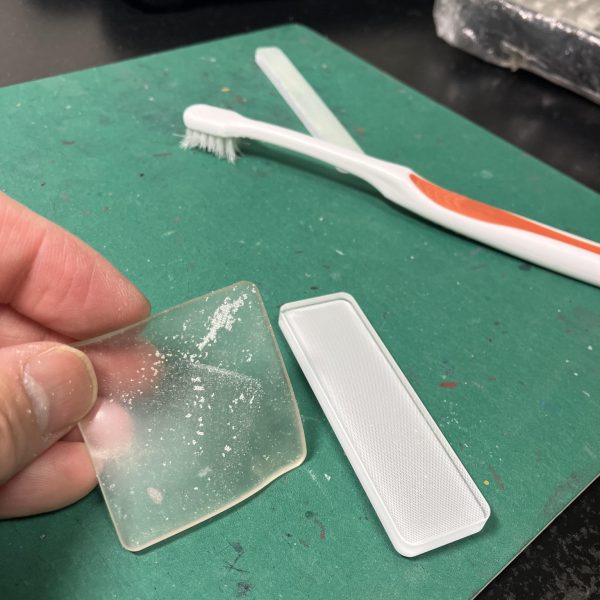 ちょっとレビューサイトやネットショップを徘徊してコイツに決めた☝️このG PARTS社のGUNPRIMER RASER PLUS、相変わらずお値段そこそこ💦しかし、もう割れないこの厚みは魅力的🎯😘　R.サカザキ「🈹Yahoo!割引クーポンを使わざるを得ない❗️」コレだとお値打ち💰🥰おぉ、なんじゃこりゃ⁉️とんでもない切削能力が備わりながらも表面はツヤツヤ、これまで2回ヤスってた作業が大幅に短縮出来そう🥳　どういう原理のヤスリなんだかよく分かりませんが　400番の研磨力に2,000番以上の仕上がり、ヤスリ2枚分とすればコスパ&タイパ良さそう😬　目詰まりは転倒防止ジェルで👍👍（5枚目）