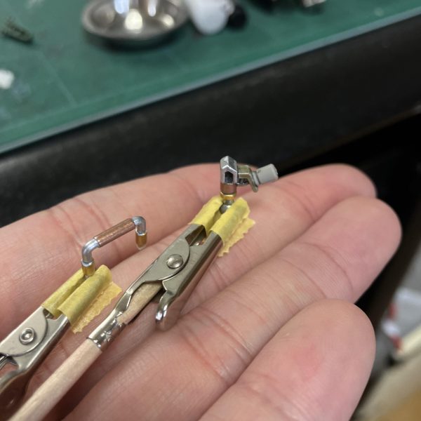 トールギスIIIのトサカですね🐓😉　今回は青いパーツのいくつかを、ガンダムマーカーEXはコスモメタブルーで、大好物のロイヤルメタレッドの親戚かな🥳最近はガーレリーやシュナイダー頼りですが、やっぱりガンマカの塗りやすさは良いなぁ🥰お手軽にマットキャンディ的表現が🥴あとは、せっかくのホワイト気品を台無しにするメタリック塗装を🥳🥳（2枚目）