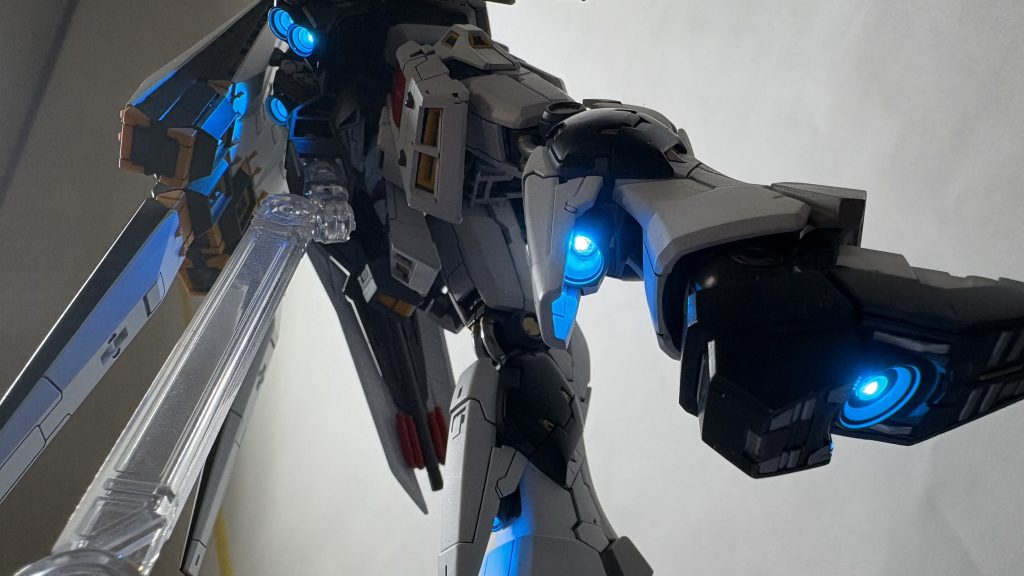 バーニアも目立つポイントにLEDを仕込んでいます