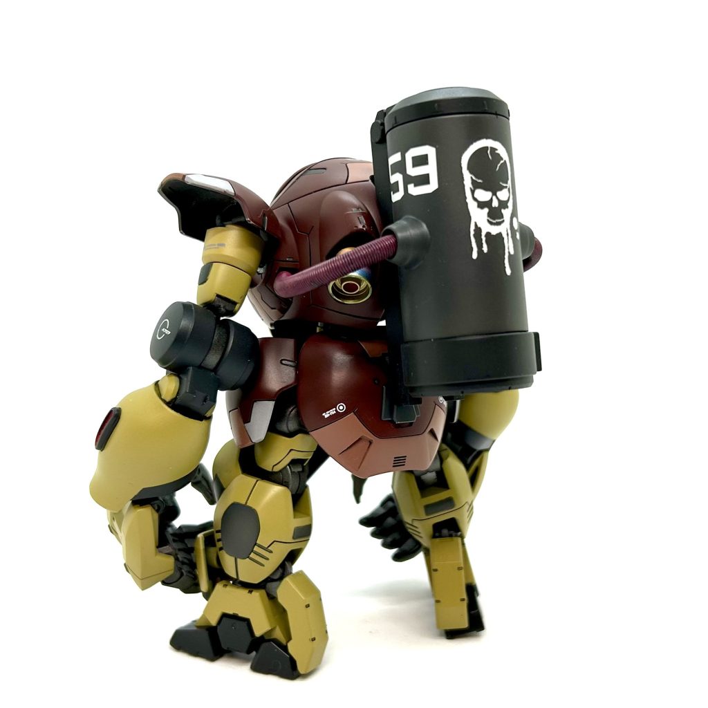 粗方 カタチが出来上がった段階で息子クンにご意見を賜ったところ…「水泳部ならなんか背中にしょってたほうが良くない?」とのこと…らじゃ🫡用途不明な大型タンクを背負わせてみました😌うん… でもこれじゃ 水泳部じゃなくて潜水夫🤣