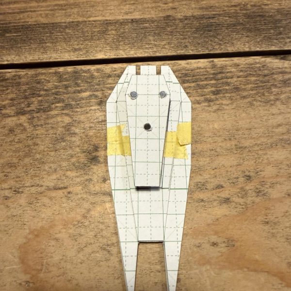 あけましておめでとうございます⛩シールドをプラ板で作る前に厚紙で作ってみました。大きさ、バランスいい感じです。（3枚目）