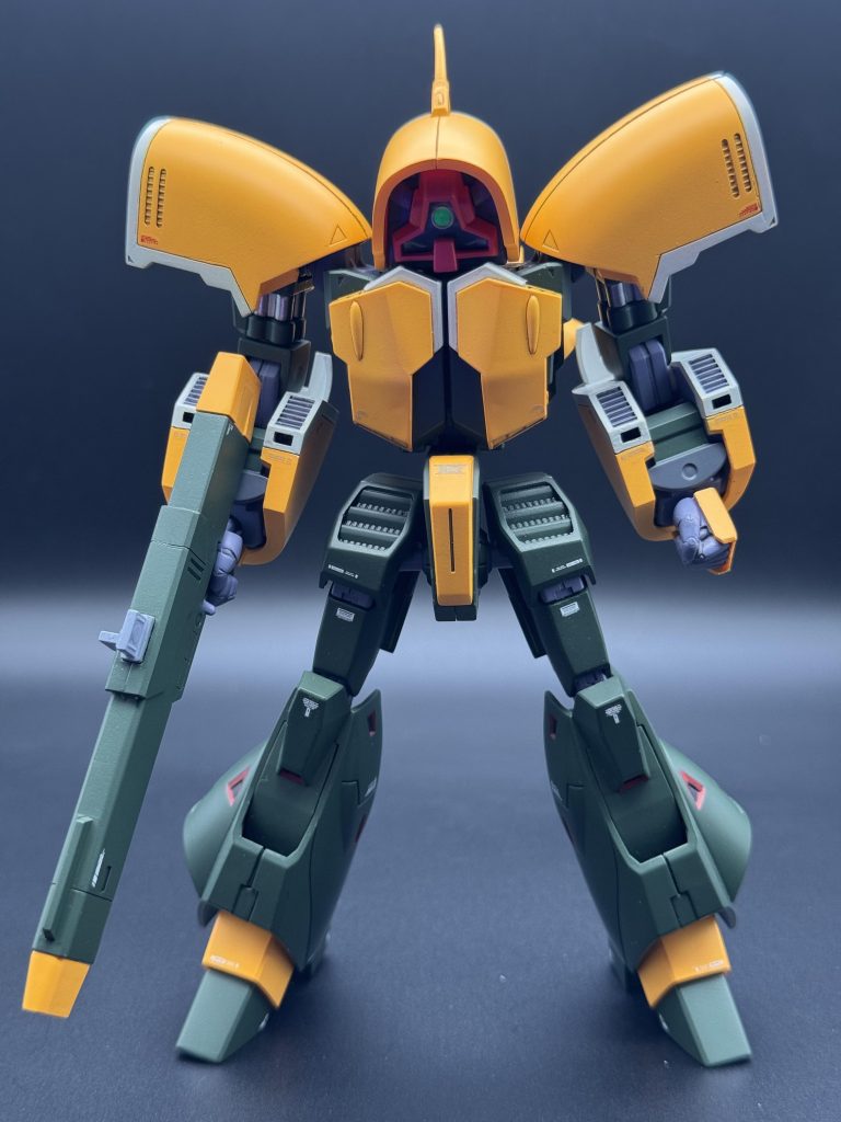 パネルラインは色分けでメリハリを出し、面が潰れないように仕上げています。MA形態でも情報量が出るよう、変形機構を活かした面構成にしました。