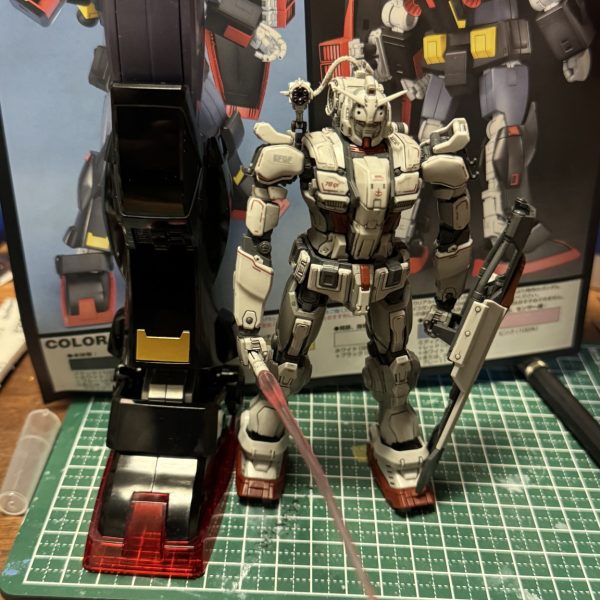 ガンダムベースで出会ったサイコガンダム、時間ある時に組み立てます。初のネジトメのあるキット、それと巨大キットなので大迫力に期待ばくあがりです！足ですでにHGよりデカいってどゆこと！？スケール統一されてるからこそ比べられるサイズ感。たまらんです。（2枚目）