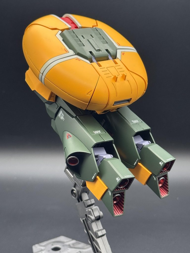 パネルラインは色分けでメリハリを出し、面が潰れないように仕上げています。MA形態でも情報量が出るよう、変形機構を活かした面構成にしました。