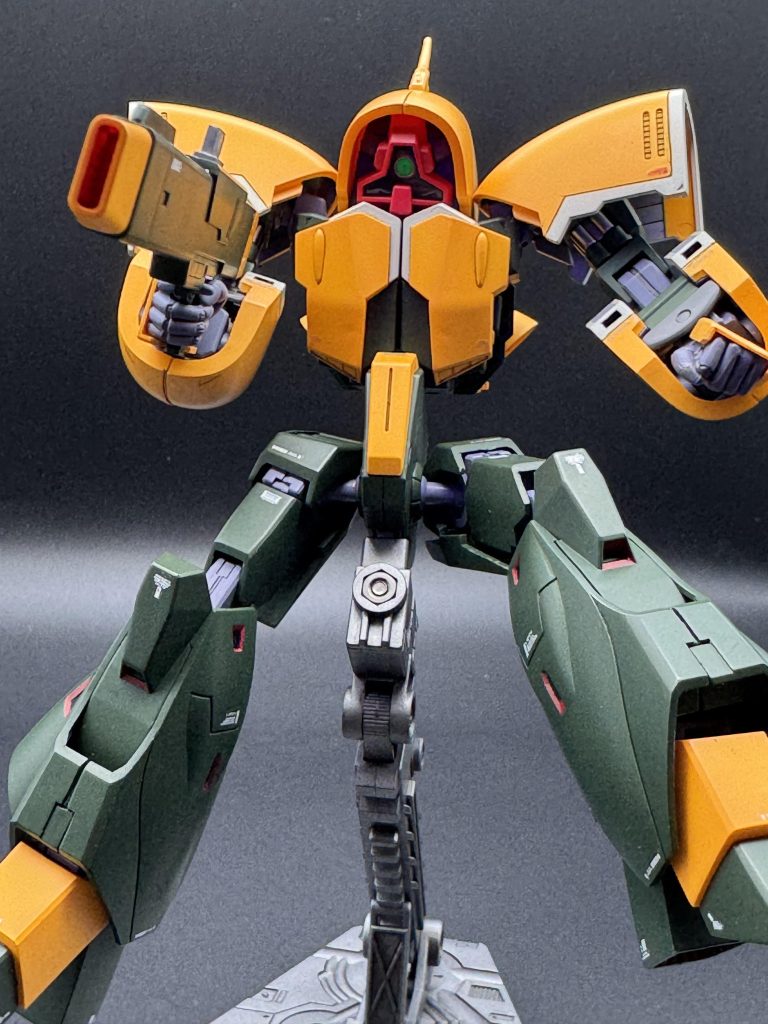 特に肩まわりの塗り分けとMA形態のスラスターまわりの処理に力を入れています。