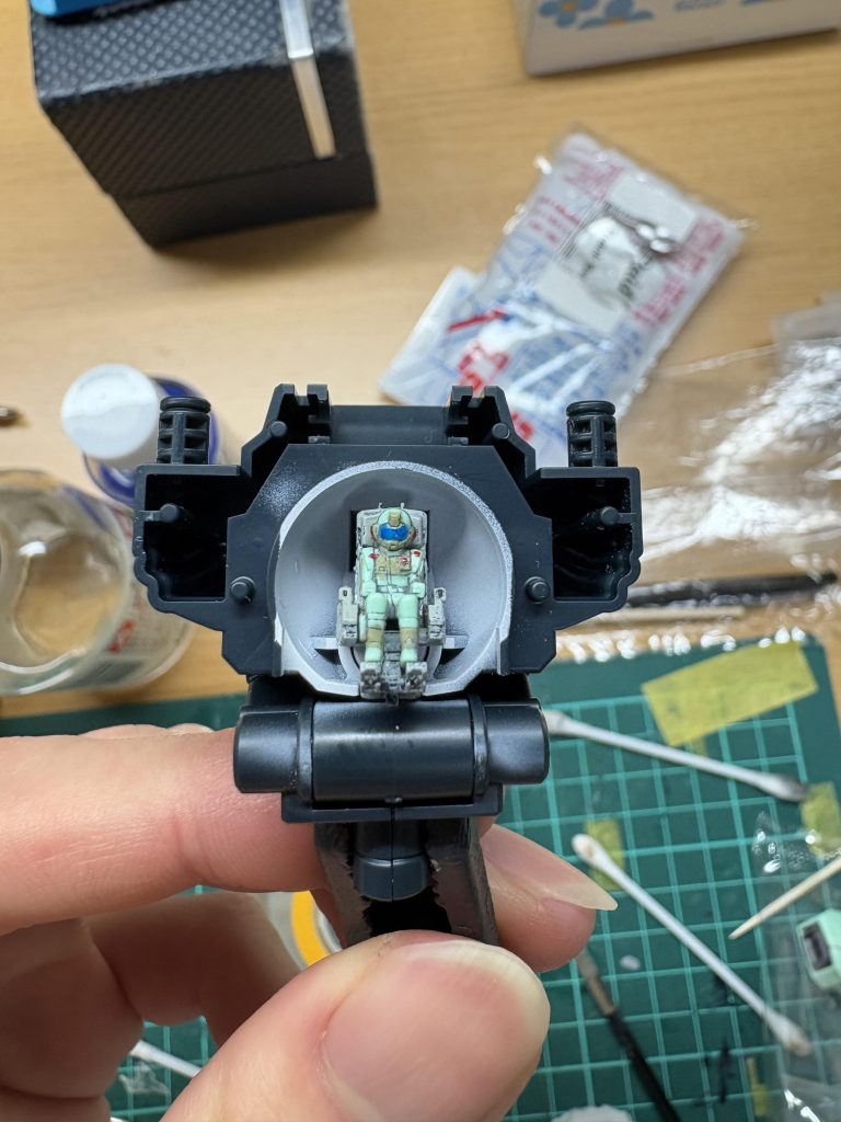 一応パイロットも「隣のフロンティアⅢにでも逃げるか」の人っぽく塗ってみました。コックピット内は白く塗っておくことで完成後にハッチを開けた中が明るく見えるのでは？と思ってやってみましたがあんまり意味はなかったですね