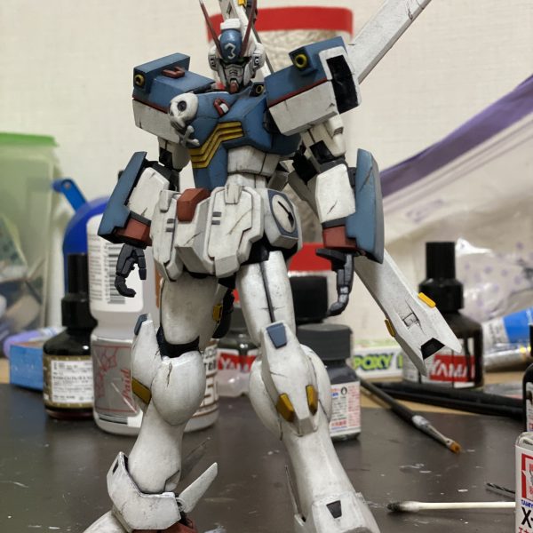 初投稿です。投稿テスト、MGクロスボーンガンダムX3制作途中。汚い机の上で撮影です、すいません。海賊らしくいただいてゆくのジオラマ制作のためベルナデッド入りレジン球と共に本体のプロポーション及び全体を漫画に近づけるため改造中。全筆塗り、グラデーション意識、デザインナイフや棒やすりを用いて6巻表紙の傷をできるだけ再現。トップコート未塗装。良ければ感想頂けると嬉しいです（2枚目）