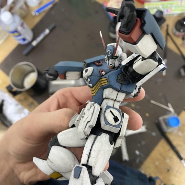初投稿です。投稿テスト、MGクロスボーンガンダムX3制作途中。汚い机の上で撮影です、すいません。海賊らしくいただいてゆくのジオラマ制作のためベルナデッド入りレジン球と共に本体のプロポーション及び全体を漫画に近づけるため改造中。全筆塗り、グラデーション意識、デザインナイフや棒やすりを用いて6巻表紙の傷をできるだけ再現。トップコート未塗装。良ければ感想頂けると嬉しいです（3枚目）