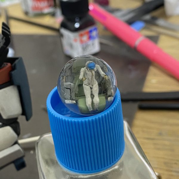 初投稿です。投稿テスト、MGクロスボーンガンダムX3制作途中。汚い机の上で撮影です、すいません。海賊らしくいただいてゆくのジオラマ制作のためベルナデッド入りレジン球と共に本体のプロポーション及び全体を漫画に近づけるため改造中。全筆塗り、グラデーション意識、デザインナイフや棒やすりを用いて6巻表紙の傷をできるだけ再現。トップコート未塗装。良ければ感想頂けると嬉しいです（4枚目）