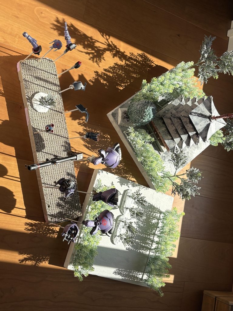 五重塔が、、色々省略木はほとんど100均から入手。圧倒的に安いですね。白サフでは木があまり白くならないです。地面や屋根は白いジェッソです。