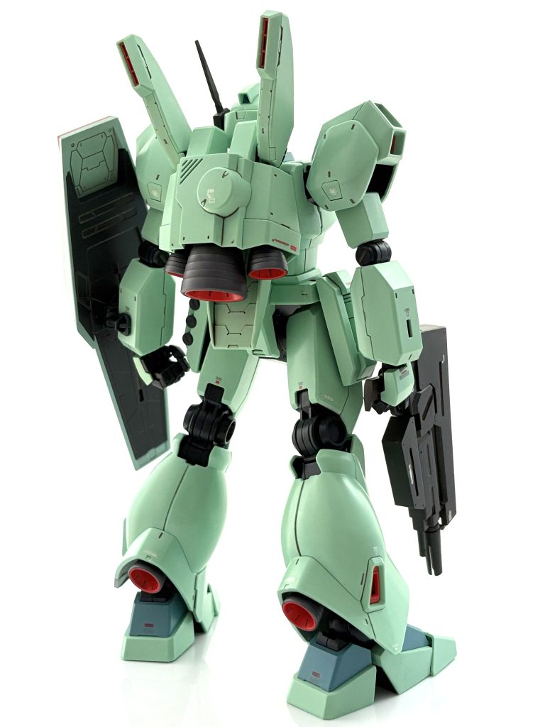 バックパックやふくらはぎ横のスラスターなど、逆シャア版とF91版(ノーマルタイプ)とで本当は違うのですが、今回は逆シャア版そのままとしました(シールドとビームライフルの改造でお腹いっぱい)。そのため劇中には登場しない、逆シャアとF91の間のどこかに存在したかもしれない仕様ということでお願いします(ロンドベルのマークも貼っちゃったし)