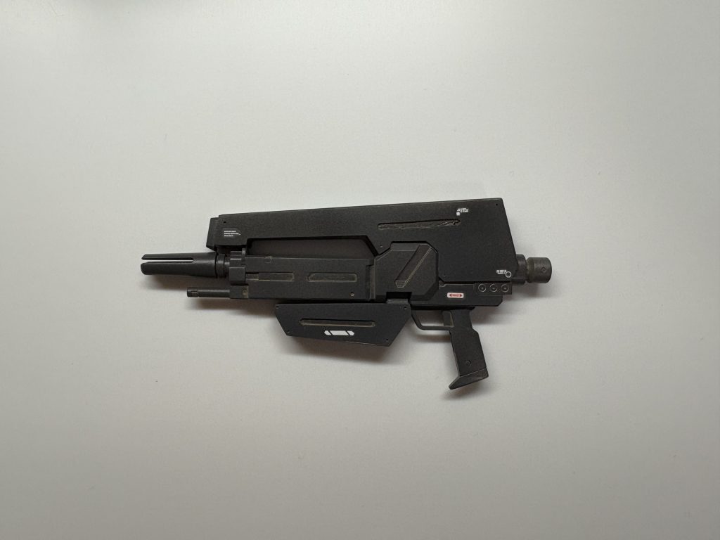 ビームライフルはキットのものを芯にバレル上部とマガジンにプラ板やパテで形状変更を施しました