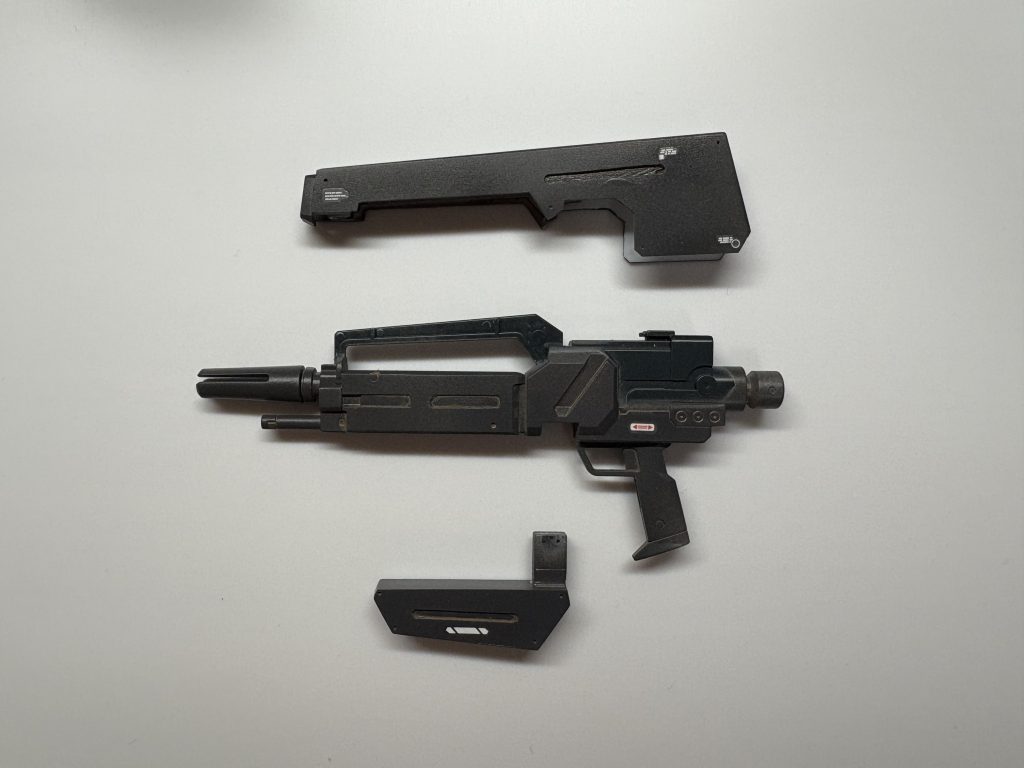 バラすと元の逆シャア版ビームライフルの形が分かりやすいですね