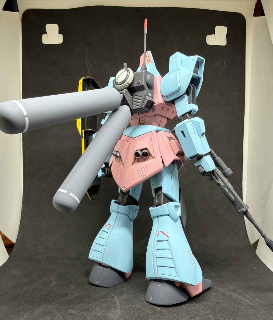 バックパックがシンプルなので少々盛りました。スラスターを潰してプロペラントタンクを追加したので、代わりにリアアーマーのスラスターへバーニアパーツを追加しています。