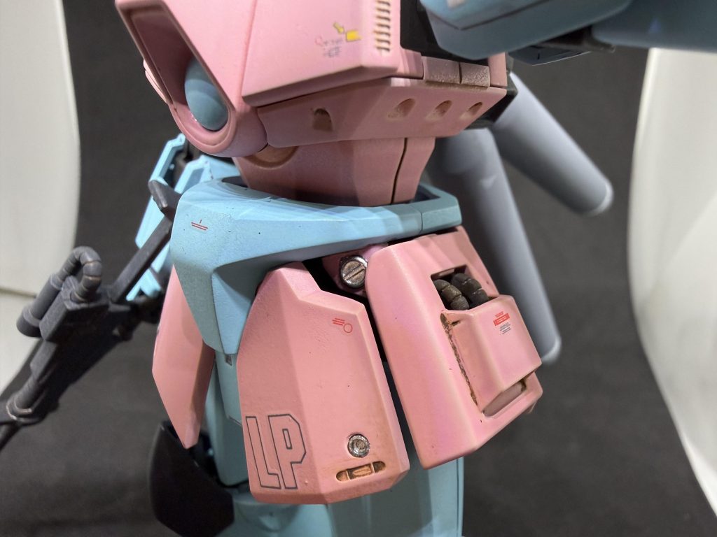 腰の丸パーツには壽屋のM.S.G.パーツを追加し、サイドアーマーのパイプ周りを開口しています。