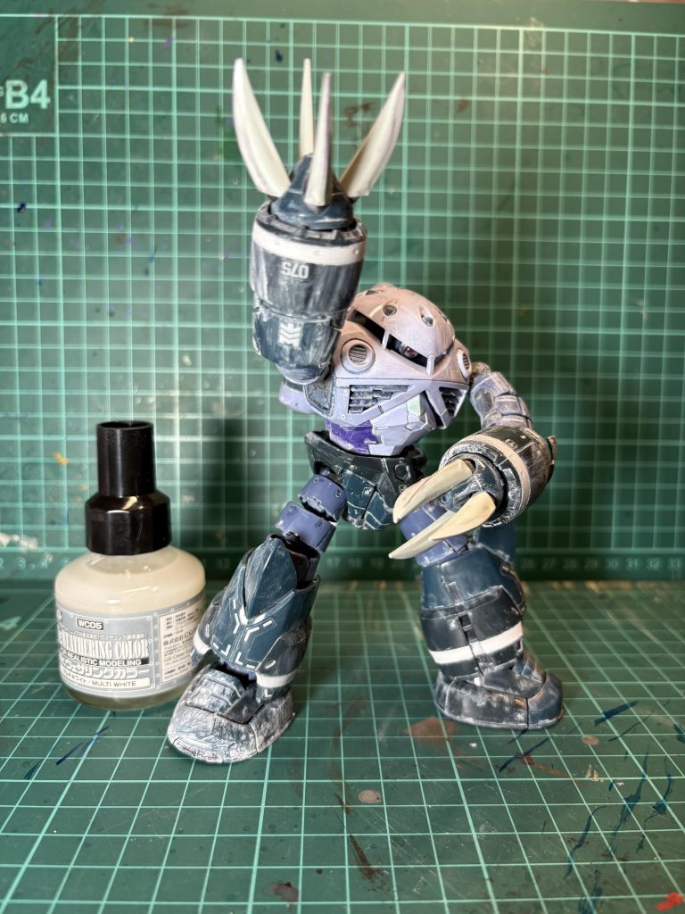 思い切って汚しました。色々な作業が無に帰す（笑）この写真を見て決意。モノアイ塗ろう。