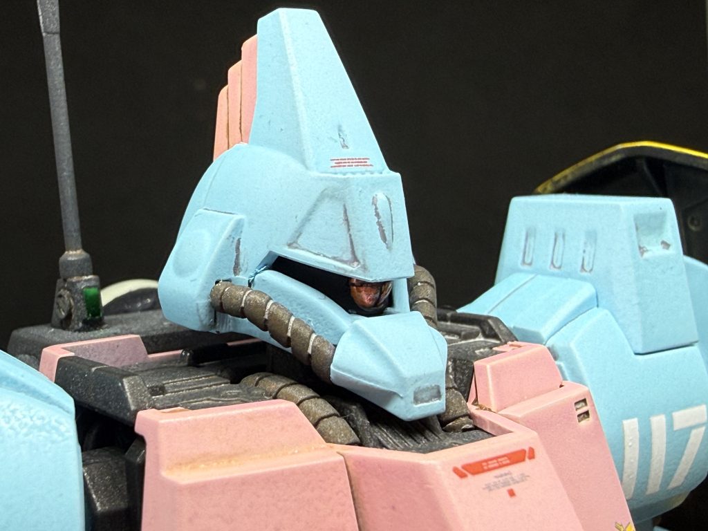 モノアイは削り落としてHアイズを使用。裏にメタリックシールを貼り、十字のスジボリを入れてあります。