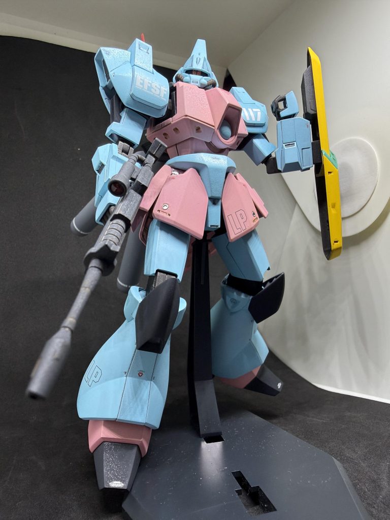 【塗装】「ステラ〇〇」のみ水性塗料。水色：ステラスカイブルーピンク：ステラピンクフレーム：黒鉄色パイプ類：焼鉄色膝アーマー等：ファントムグレー＋黒ライフル：MSグレー連邦系シールド：サンシャインイエロー、ライン部分にターコイズグリーンサーベル：蛍光イエローと白で３段階のグラデーションスミ入れ→デカール→ トップコートの順で終了。