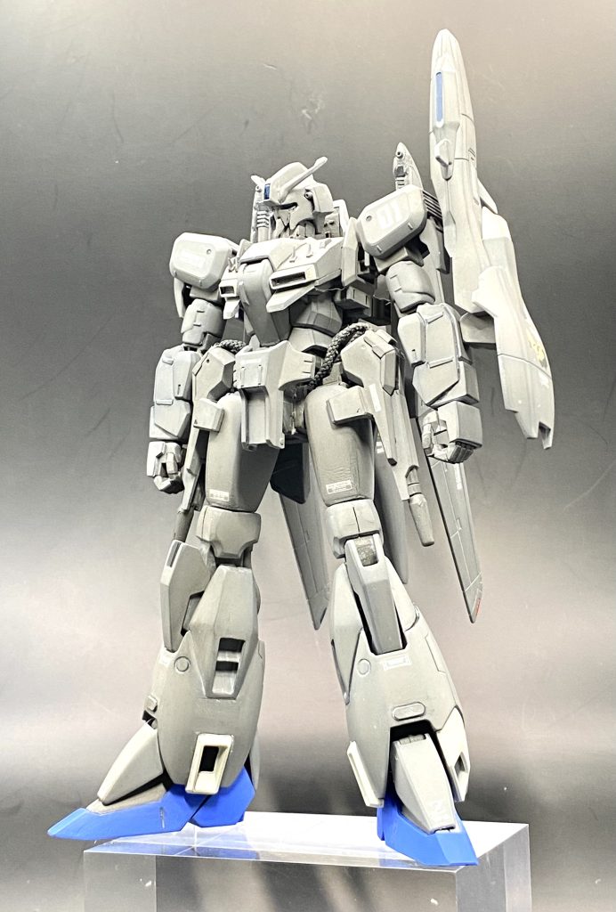 ライフルは持たせずに素立ちを重視してます。可動はしますが、立ち姿を微調整する為だけの可動としか考えておりませんので…。