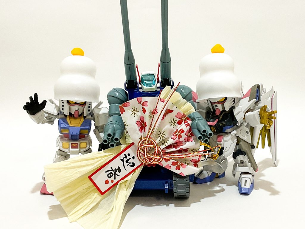 【１月・お正月】ゲスト：HGUC ガンタンク　現在公開中のものです。ダイソーで売っていた一口もちの容器が鏡もちの型をしていたのでそれを帽子にしました。