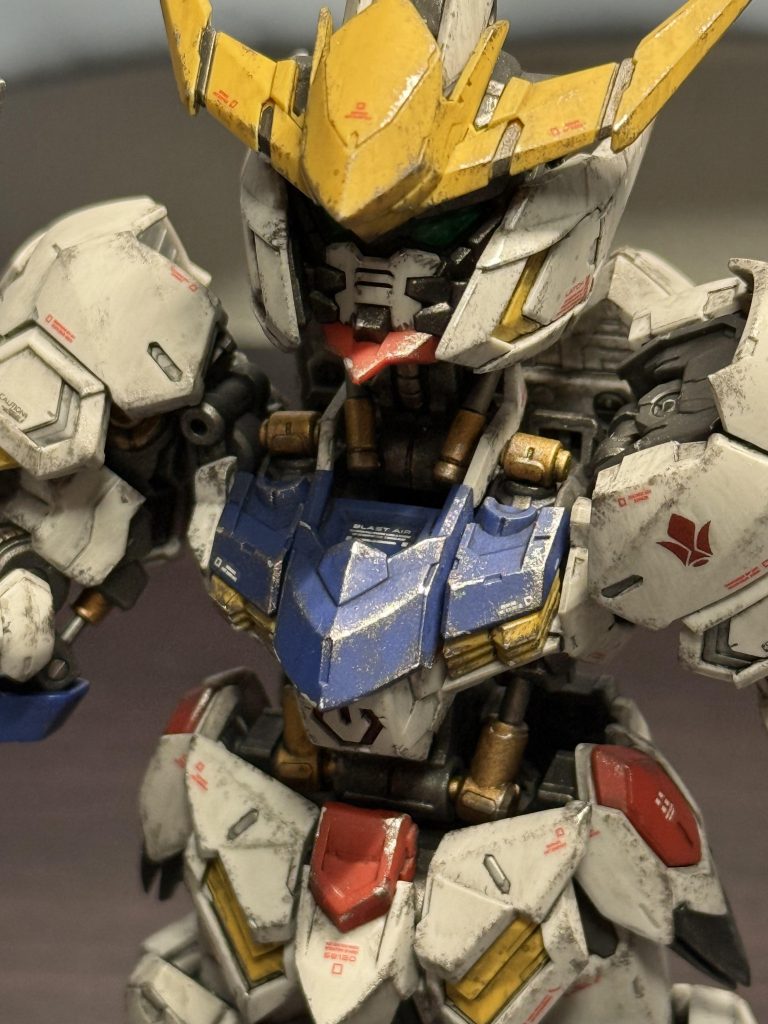 成形色って言っても、ガンダムフレームは筆塗りで塗り分けてます。