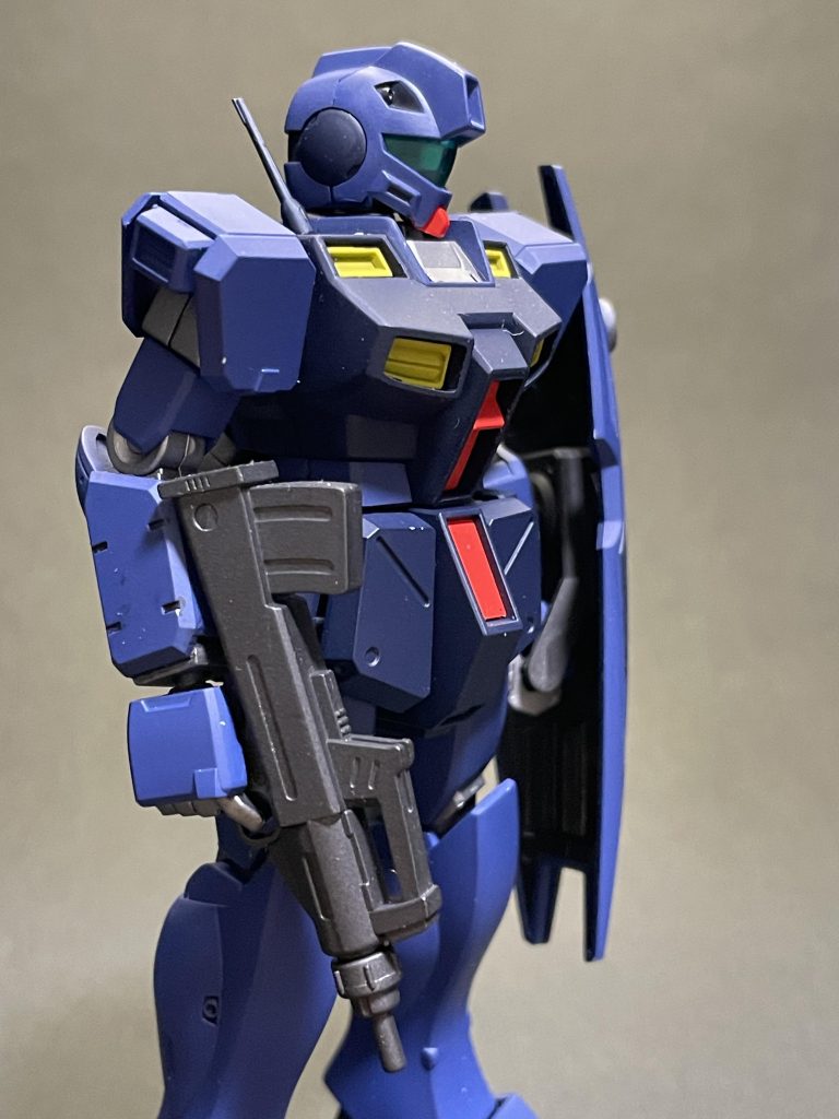 胸部と腹部は合わせ目消しと塗り分けのために後ハメ加工。