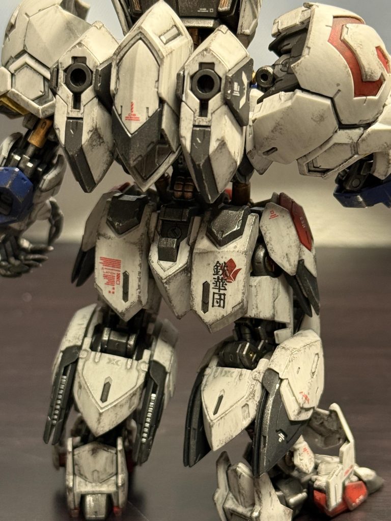 右ケツのアーマーにデカールを重ね貼りしたのがちょっとお気に入り。