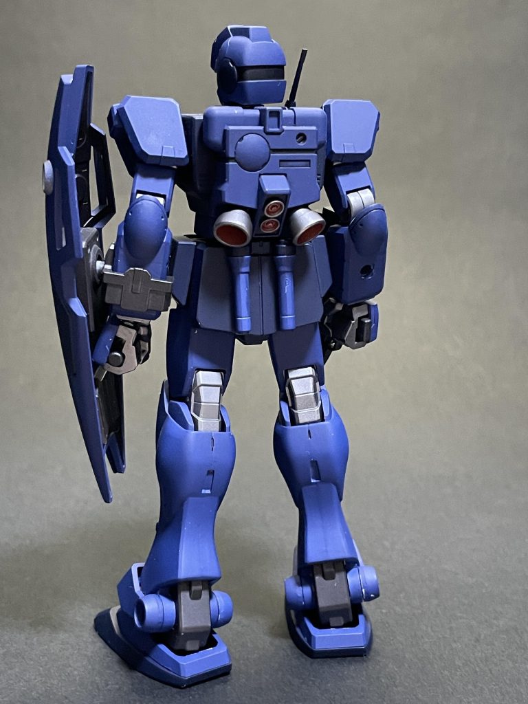 バックパック中央の小さなバーニアはディテールアップパーツに変更。ふくらはぎの合わせ目が消えてない…。