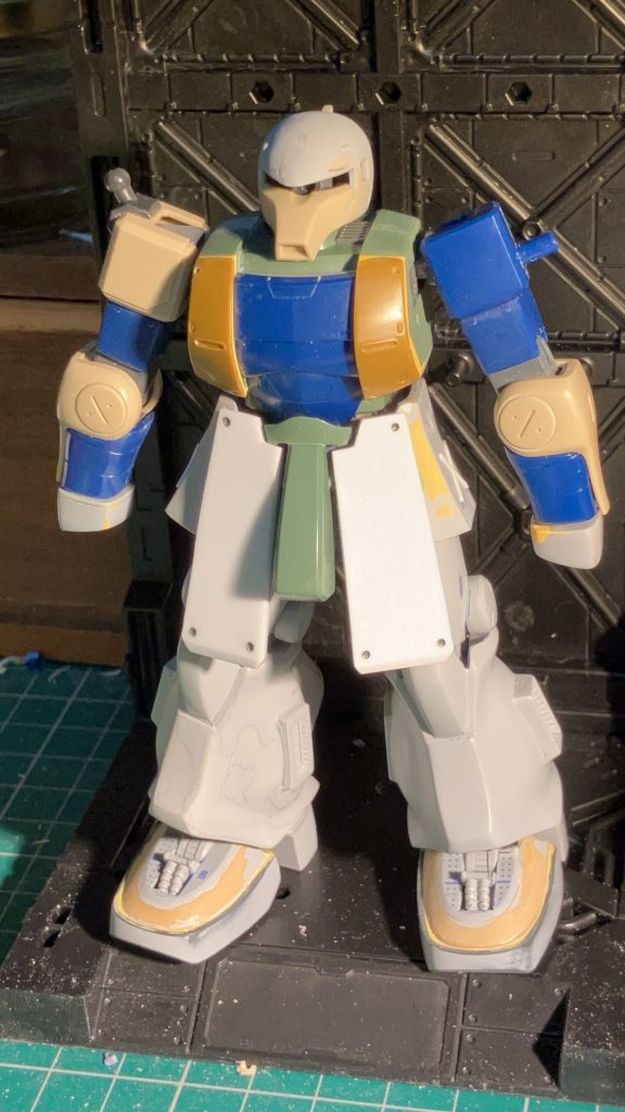 ボツになりましたが、フロントスカートを自作してみたものです。近藤版系列の香りがして嫌いでは無かったのですが、今回は見送りに。上半身はザク1とザクⅠスナイパーをミキシングしながら制作、胸部はボリュームを出す為にオリジンのザクⅡから流用。