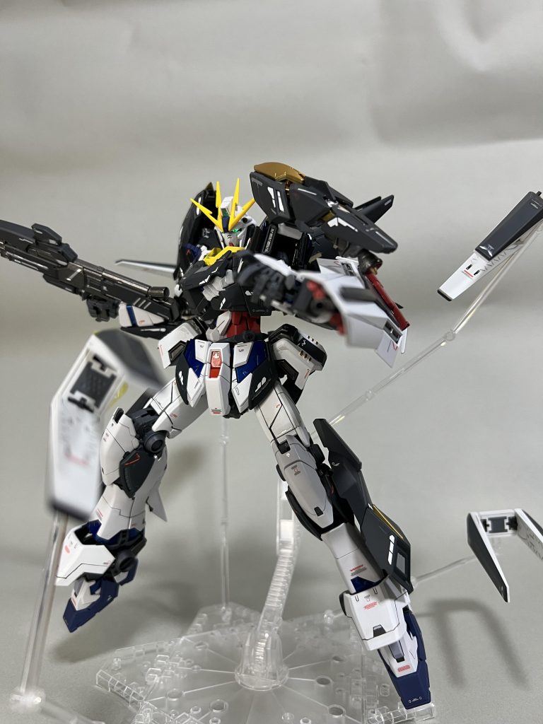 武装としてはフィンファンネルを４機装備しています。ファンネルはHi-νガンダムのファンネルにマグネットを仕込んでバーニア上と側腰部にマウントさせています。
