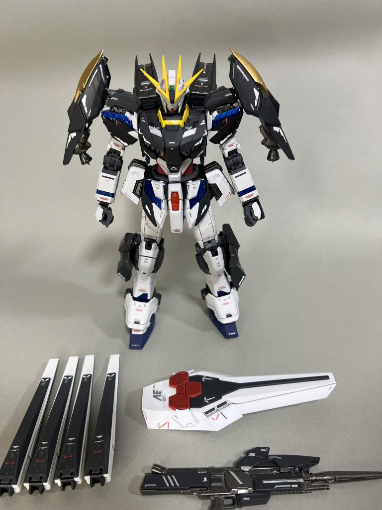 携行武装としてビームライフルとシールドも色々ミキシングしました。ビームライフルは基本はナラティブガンダムのビームライフルにHi-νのガンストック部などをミキシング。シールドはHi-νのシールドをベースにリンドヴルウムやシナンジュスタインなどのあまりパーツでミキシングしました。