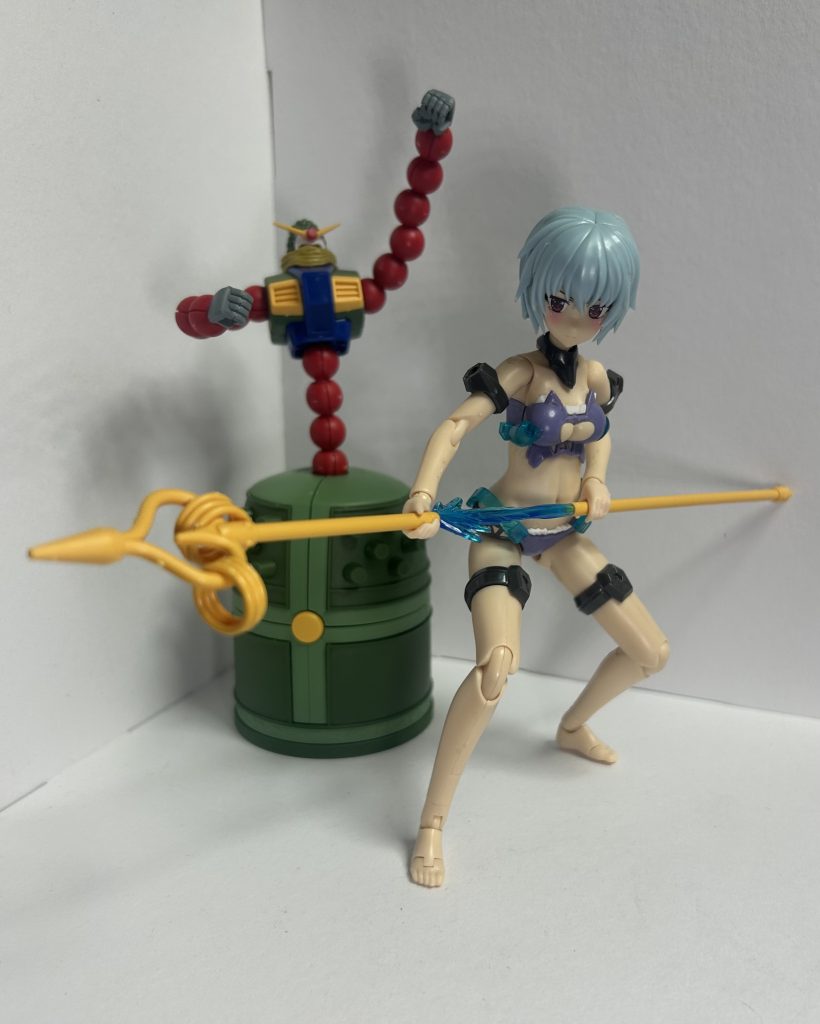 作品名：マンダラ(の素組)完成〜<p>流石はバンダイさんの最近のキット…何のストレス無しにサクッと作れる…！ コレにバンダイの本気を見たのです…！ そして写真は早速フレズヴェルク(ネコビキニ)に錫杖を奪われるの図。 仕込み刀がカッコいいから仕方ないね…！</p>
