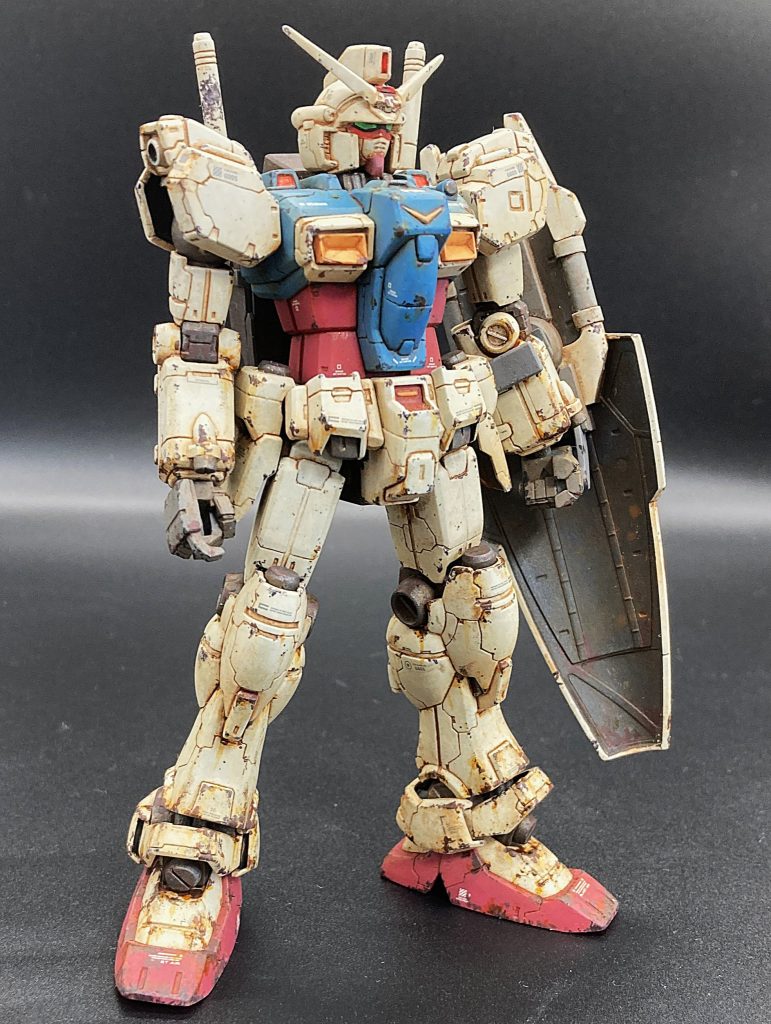 もう汚す前のキレイな体には戻れませんが、後悔はしていません。（頭部アンテナの中央、赤いパーツは破損して何処かに…）