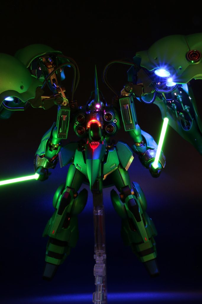 電源は外部電源としアクションベースの支柱の中に配線を埋め込み接続部にコネクタを仕込んでありますビームサーベルも手にコネクタ仕込んでありますので取り外し可能です