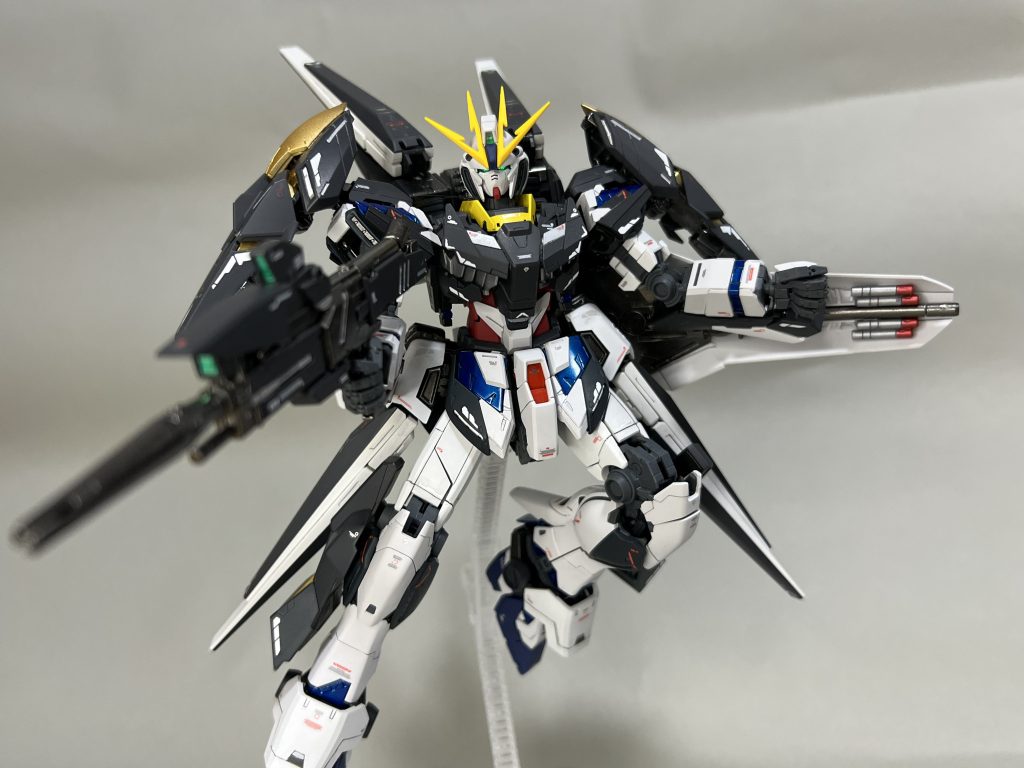 全体的なカラーは暗色系にまとめたかったのとνガンダムとは差別化したかったのでサイコフレームを青色に、ところどころ金を差し色に使っています。またベースのMG &nbsp;NTガンダムがVER.kaのキットなのでベースキットに負けないようにデカールを多めに貼っています。個人的にベース機からどんだけ変わったかを意識して作ったので、NTガンダムとの違いを感じてもらえると嬉しいです。&nbsp;