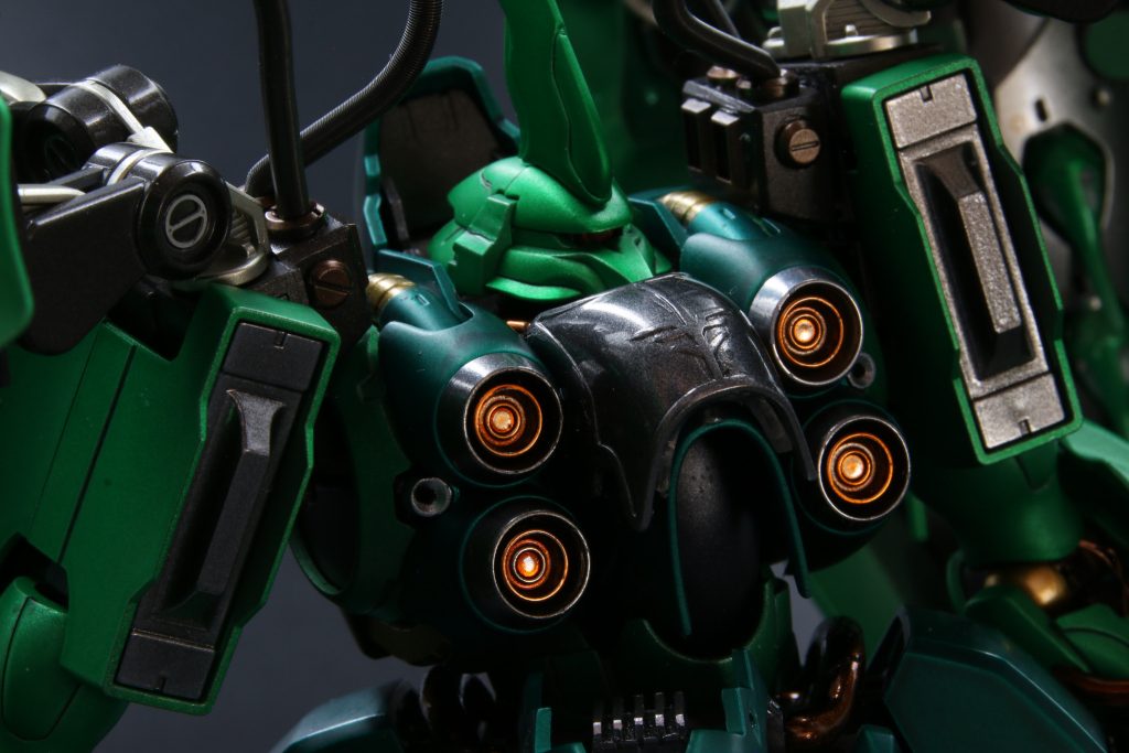 外装濃緑…サフ、GXメタルグリーン、GXクリアピーコックグリーン薄緑…サフ、GXメタルイエローグリーン、GXクリアグリーントップコートはガイアフラットクリアプレミアム関節部は基本は焼鉄色、部分的にメタルカッパー、SBシャンパンゴールド、SBゴールド、SBシルバー、SBブラス使ってます白とエングレ部にはボーンミラー、黄はボーンミラーにクリアオレンジと鏡面塗装になってます