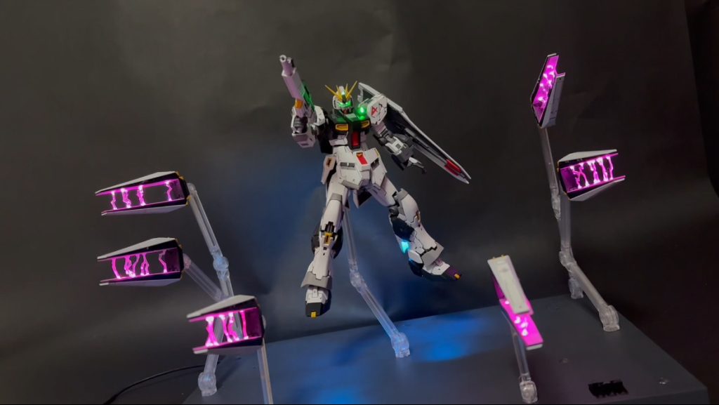 フィンファンネルのエフェクトは脱着可能でフィンファンネルはそのまま折りたたんで背中に背負えますかなりの数のLEDを仕込んでいるので暗いところで光らせるとけっこう明るくなります